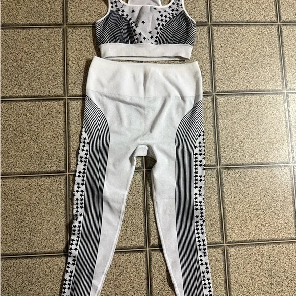 Fabletics Women's Black and White Star Patterned Activewear Set - Picture 1 of 2